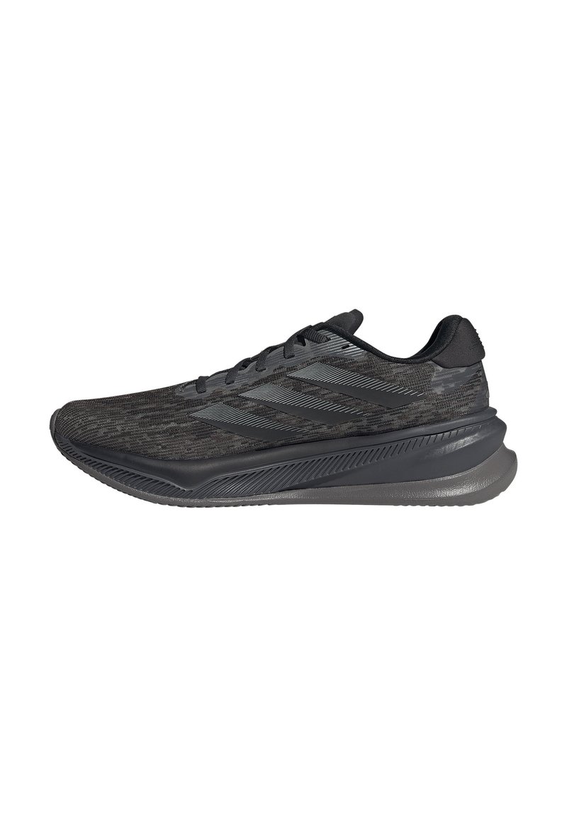 Chaussure de sport noire avec une tige en tissu texturé, un design épuré et une semelle rembourrée légèrement arrondie. Présente trois accents rayés sur le côté.