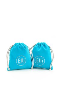 Türkizkék színű, zsinóros textil táskák ezüst részletekkel, az elején kerek, fehér "Elli by Julie & Grace" logóval, puha tapintású anyagból.