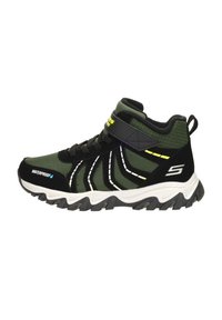 Czarno-zielony wodoodporny sneaker typu high-top z teksturowaną cholewką, kontrastującymi białymi szwami i grubą gumową podeszwą zapewniającą przyczepność.