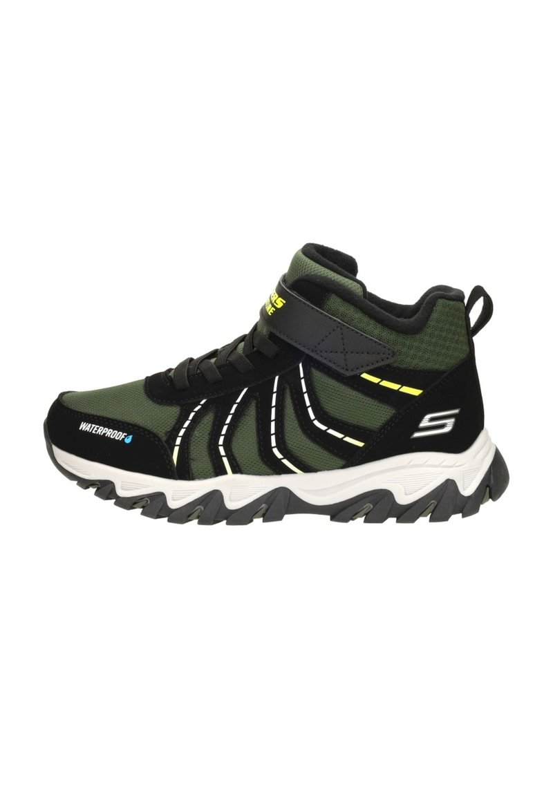 Czarno-zielony wodoodporny sneaker typu high-top z teksturowaną cholewką, kontrastującymi białymi szwami i grubą gumową podeszwą zapewniającą przyczepność.