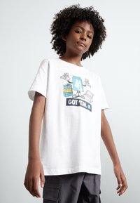 Nike Sportswear TEE BOXY GOT EM UNISEX - Trükipildiga T-särk - white