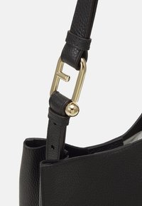 Zwart lederen handtasriem met een goudkleurige hardware sluiting met een balaccent, die een gestructureerde afwerking en een open-top ontwerp toont.