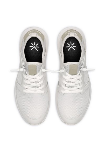 Vita nät sneakers med grå accenter, featuring elastiska snören, vadderad tunga och en svart innersula med logotypdesign.