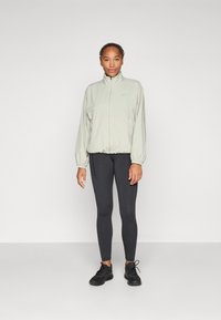New Balance ATHLETICS PACKABLE JACKET - Vodootporna jakna - garter snake