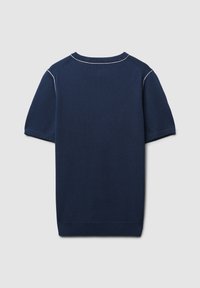 Maglione corto a maniche corte di colore blu navy con scollo a girocollo. Presenta una cucitura bianca lungo il colletto e le spalle. Texture morbida, design casual.