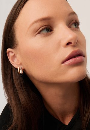 PAVE OVATE SMALL HOOP EARRINGS - Earrings - gold-coloured