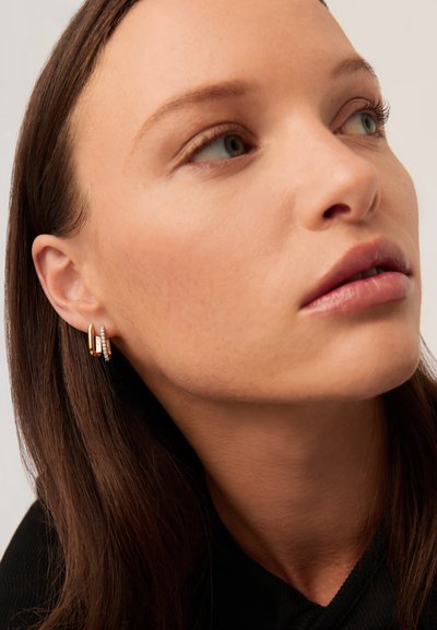 Missoma PAVE OVATE SMALL HOOP EARRINGS - Cercei - gold-coloured