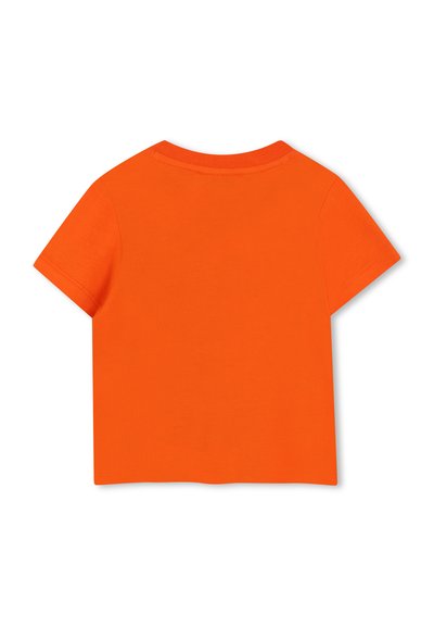 T-shirt en coton orange à manches courtes, col rond, et au design uni. Texture lisse sans motifs ni accessoires visibles.