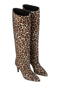 Bottes à talons hauts à imprimé léopard avec une forme pointue, fabriquées en matériau semblable au daim, dotées d'une cheville ajustée et d'une tige haute.