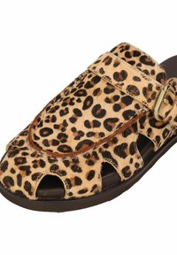 Infradito con stampa leopardata, texture in pelliccia, design aperto sulla punta e dettaglio con fibbia. La combinazione di colori presenta tonalità di beige e nero con una suola marrone.