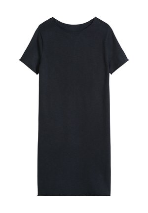 Korte zwarte jurk in T-shirtstijl met korte mouwen, ronde halslijn, rechte silhouet en eenvoudig ontwerp op witte achtergrond.