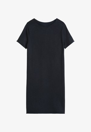 Robe courte noire à manches courtes de style t-shirt avec encolure ras du cou, silhouette droite et design simple sur fond blanc.