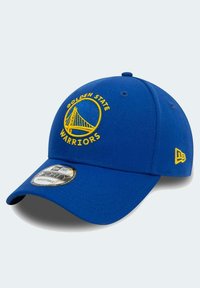 Gorra ajustable azul con el logotipo bordado en amarillo de "Golden State Warriors" y diseño de puente en la parte frontal; incluye visera plana y tela texturada.