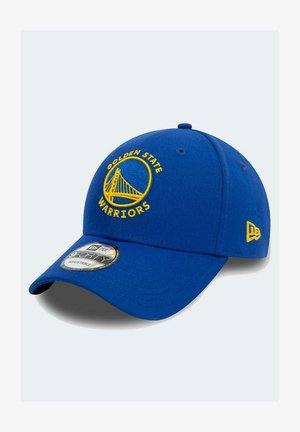 Gorra ajustable azul con el logotipo bordado en amarillo de "Golden State Warriors" y diseño de puente en la parte frontal; incluye visera plana y tela texturada.