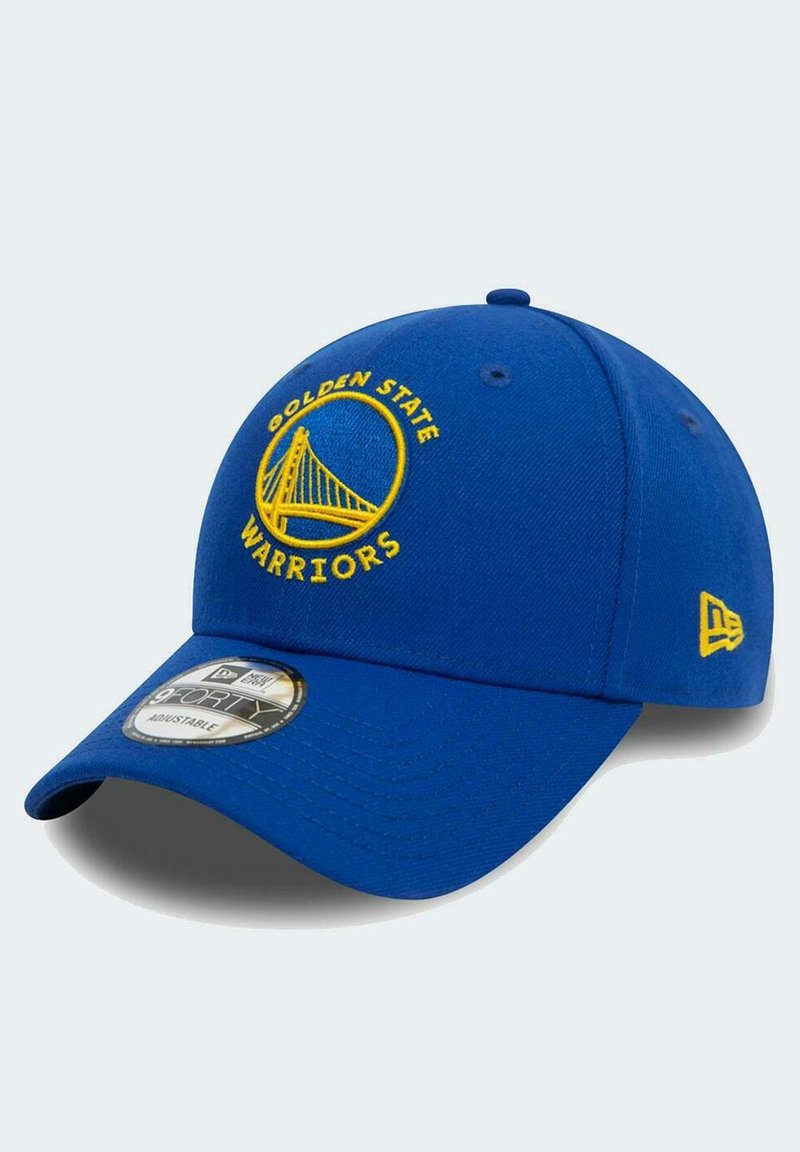 Gorra ajustable azul con el logotipo bordado en amarillo de "Golden State Warriors" y diseño de puente en la parte frontal; incluye visera plana y tela texturada.