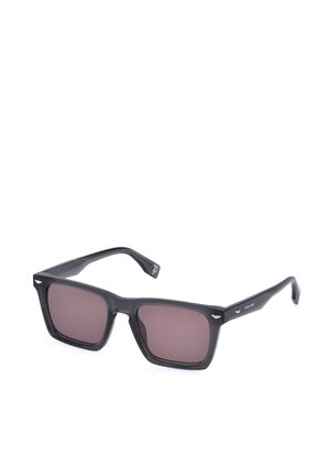 Gafas de sol negras rectangulares con lentes oscuras y varillas finas, colocadas en ángulo sobre un fondo blanco.