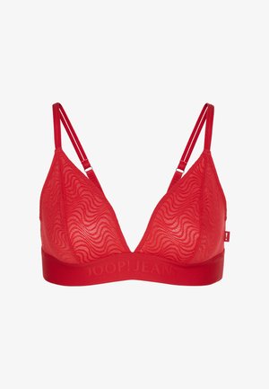 Czerwony koronkowy biustonosz typu bralette z falistą teksturą, regulowanymi ramiączkami oraz solidnym pasem z wytłoczonym logo. Trójkątne miseczki podkreślają design.