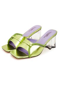 Sandali a scivolo verdi in satin con punta quadrata, tacchi a blocco trasparenti e fasce decorative con perline, dotati di una morbida soletta viola.