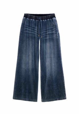 Pantalon large en velours bleu marine avec ceinture élastique noire et cordon de serrage à l'avant, arborant un texte brodé subtil sur la hanche gauche.