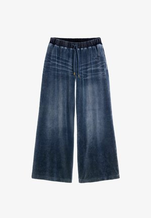 Modré sametové kalhoty s širokými nohavicemi, černým elastickým pasem a předním stahováním, zdobené jemným vyšívaným nápisem na levém boku.