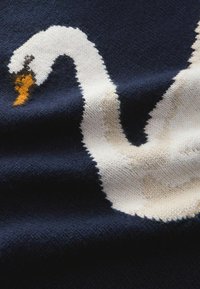 Coperta lavorata a maglia con un design di cigno bianco su uno sfondo blu navy scuro. Texture morbida con colori a contrasto e un aspetto liscio.