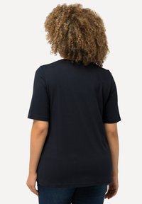 Ulla Popken À FLEURS COUPE CLASSIC FIT COL ROND ET MANCHES COURTES - Camiseta estampada - marine