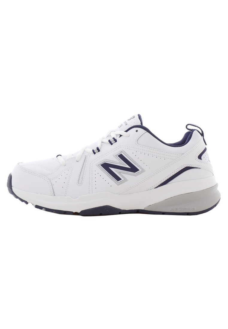 Scarpa sportiva bianca con accenti blu navy, tomaia in materiale sintetico, chiusura con lacci, collarino imbottito e suola ammortizzata per comfort e supporto.
