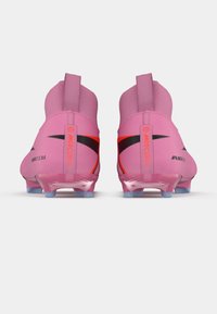 Roze nogometne kopačke visokog dizajna, s crnim swoosh znakom i crvenim detaljima. Prozirni plavi klinovi na potplatu.