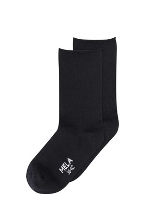 Paar schwarze Crew-Socken mit dem Wort "MELA" und der Größe "39-42", die in Weiß nahe den Zehen aufgedruckt sind.