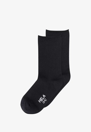 Paar schwarze Crew-Socken mit dem Wort "MELA" und der Größe "39-42", die in Weiß nahe den Zehen aufgedruckt sind.