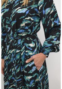 Kaffe POLLIE OLINE - Tričkové šaty - black blue green abstr animal