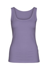 Paarse tanktop van gladde stof, met een brede ronde halslijn en zonder versieringen. Eenvoudig, aansluitend ontwerp met schouderbanden.