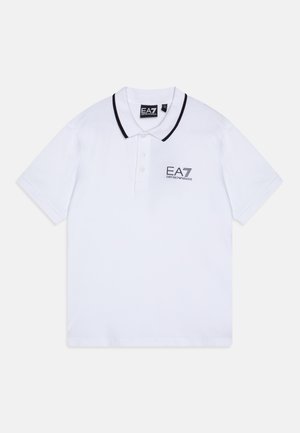 Bela polo majica iz bombaža, z črnimi rebrastimi ovratnikom, trislojnim gumbom in izvezenim logotipom EA7 na prsih.