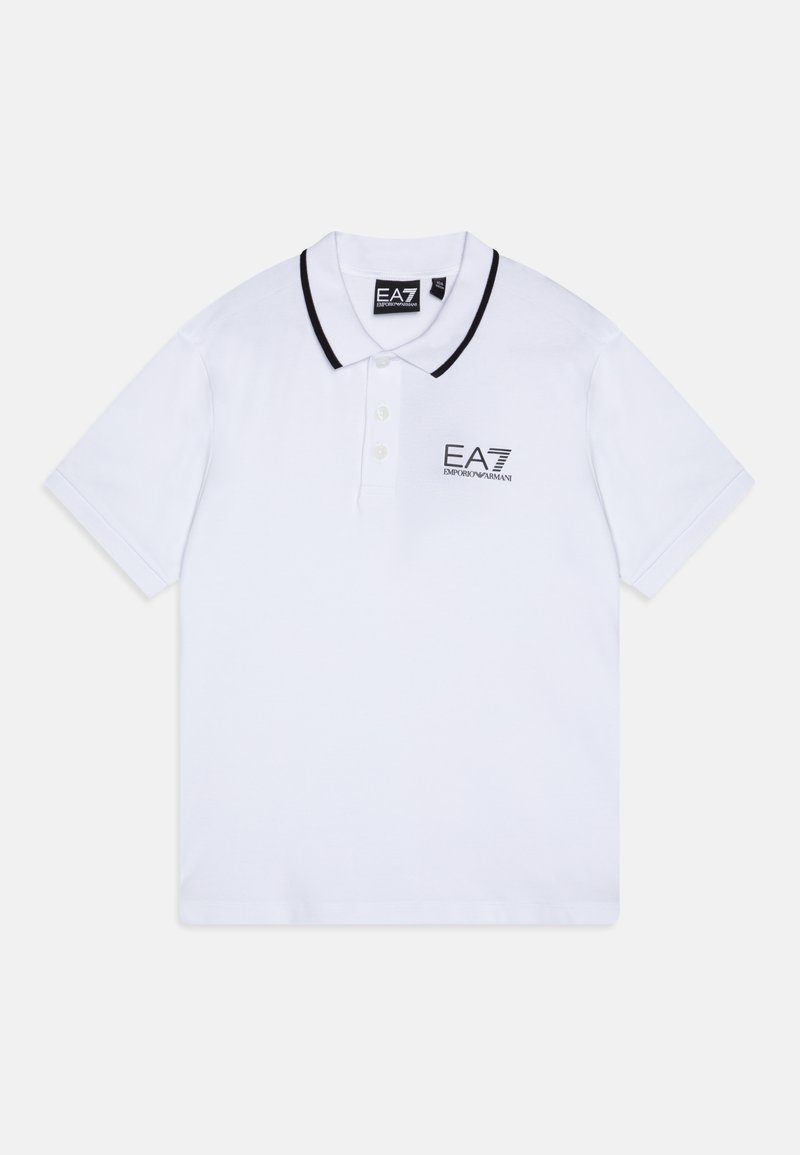 Camisa polo branca feita de algodão, com gola canelada preta, com pala de três botões e logotipo EA7 bordado no peito.