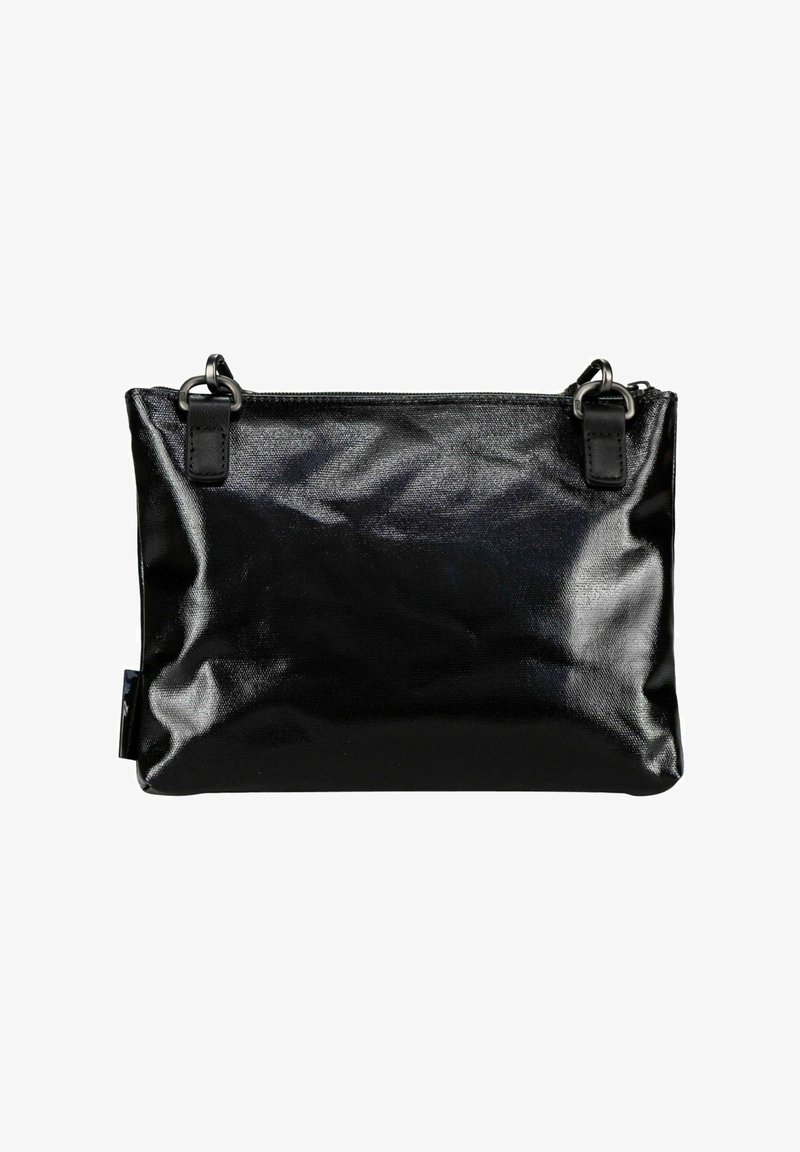 Sac bandoulière noir brillant avec fermeture éclair sur le dessus et anneaux en métal argenté attachant la sangle sur un fond blanc.
