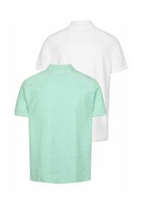 Dwie gładkie koszulki polo, jedna miętowa, a druga biała, pokazane z tyłu, z krótkimi rękawami i detalami kołnierza.