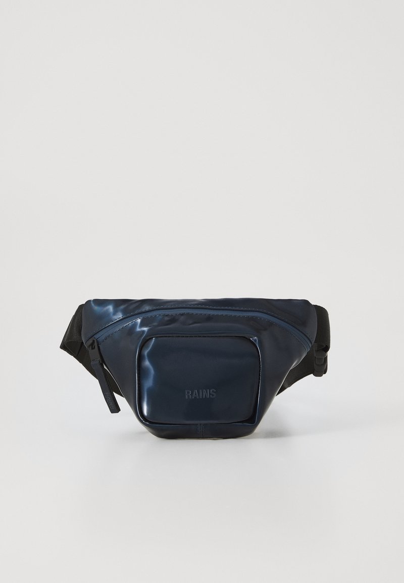 Temno modra, sijoča, vodoodporna torbica za pas z sprednjim žepom in nastavljivim trakom. Ima vtisnjeno blagovno znamko in gladko teksturo.