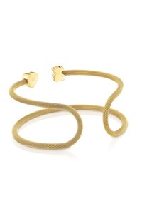 Brazalete de malla de oro con un diseño flexible. Presenta extremos en forma de corazón y flores, con superficies lisas y reflectantes.