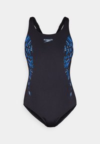 Svart badedrakt med blå geometriske mønstre, laget av elastisk stoff. Har racerback-design og en logo på brystet.