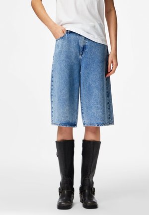Pieces PCSKY JORTS - Denimové šortky - medium blue denim