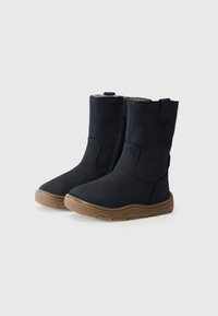 Donkerblauwe enkellaarsjes van gestructureerd synthetisch materiaal, met een zijklep, een zachte voering en een rubberen zool met gripdetails.