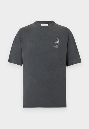 Węgielnoszary T-shirt z krótkim rękawem, z małą białą grafiką skorpiona i napisem "Desert Venom Racing" na lewej piersi.