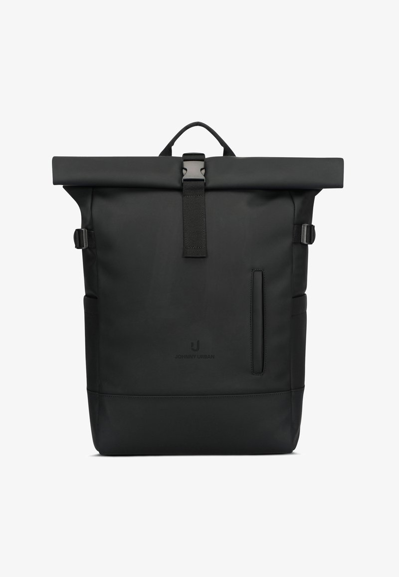 Schwarzer Rolltop-Rucksack mit Tragegriff oben, vorderem Schnallenriemen, seitlichen Schnallen und dezenter vertikaler Reißverschlusstasche auf einfarbigem Hintergrund.