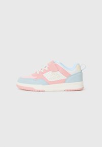 Baskets en daim rose, bleu et crème avec des détails perforés ; dotées de lacets blancs et d'une sangle Velcro ; accent logo sur le côté.