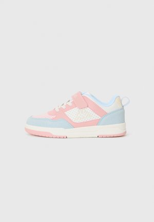 Baskets en daim rose, bleu et crème avec des détails perforés ; dotées de lacets blancs et d'une sangle Velcro ; accent logo sur le côté.