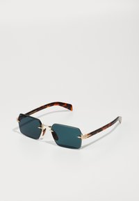 Ochelari de soare rectangulari cu lentile verzi închise, brațe cu model scoică țestoasă și accente din metal auriu la balamale. Textură netedă și design modern.