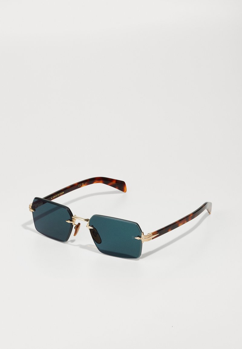 Ochelari de soare rectangulari cu lentile verzi închise, brațe cu model scoică țestoasă și accente din metal auriu la balamale. Textură netedă și design modern.