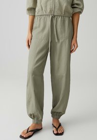 Geselecteerd, pale olive