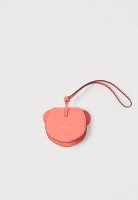 Μικρό πορτοφολάκι για κέρματα από δερμάτινο κοραλί ροζ με αυτιά, λουράκι για το χέρι και χρυσό λογότυπο "FURLA" στο μπροστινό μέρος, πάνω σε απλή λευκή επιφάνεια.