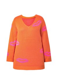 Orangefarbener Strickpullover mit V-Ausschnitt, durchgehend mit rosa Lippenmuster bedruckt. Lange Ärmel und lockere Passform, weiche Textur.
